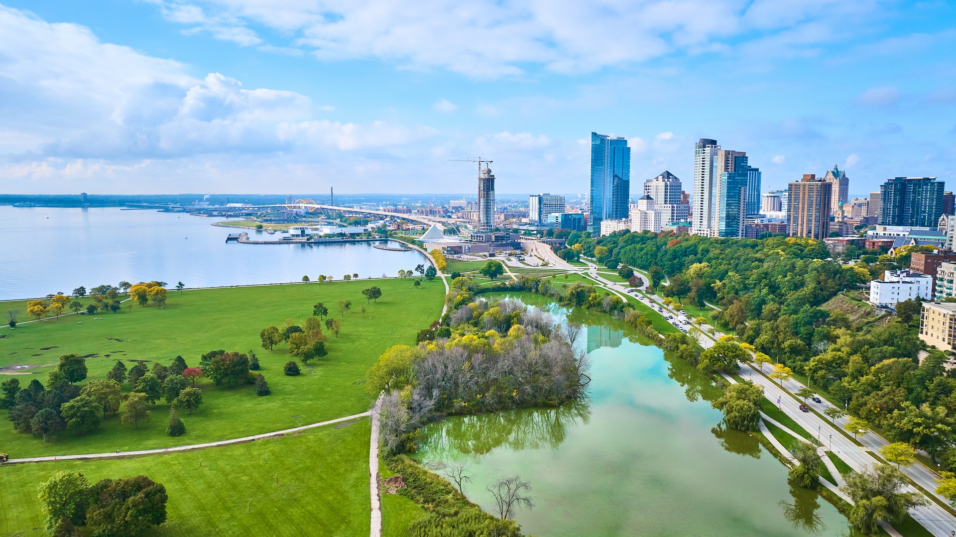 Vista aérea del parque y el horizonte de Milwaukee junto al lago Michigan